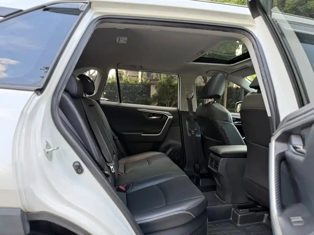 Фото 22 - Toyota RAV4