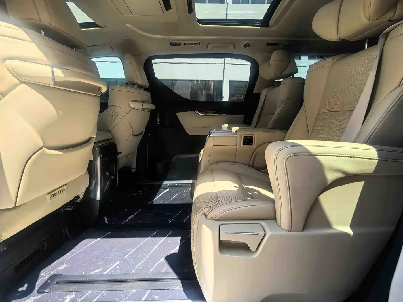 Toyota Alphard 2019 Hybrid 2.5L Luxury фото 11