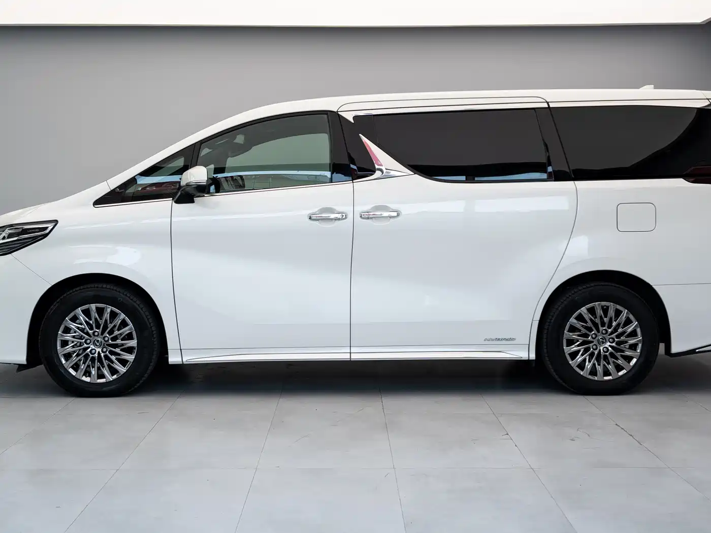 Lexus LM 2020 300h Seven-Seater Elegance Edition фото 3