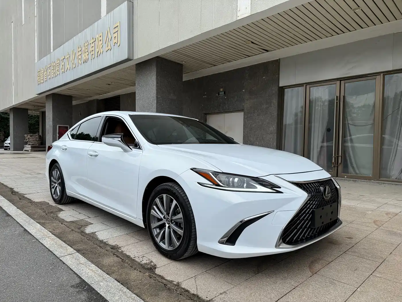 Lexus ES 2018 200 Luxury Edition China V фото 3