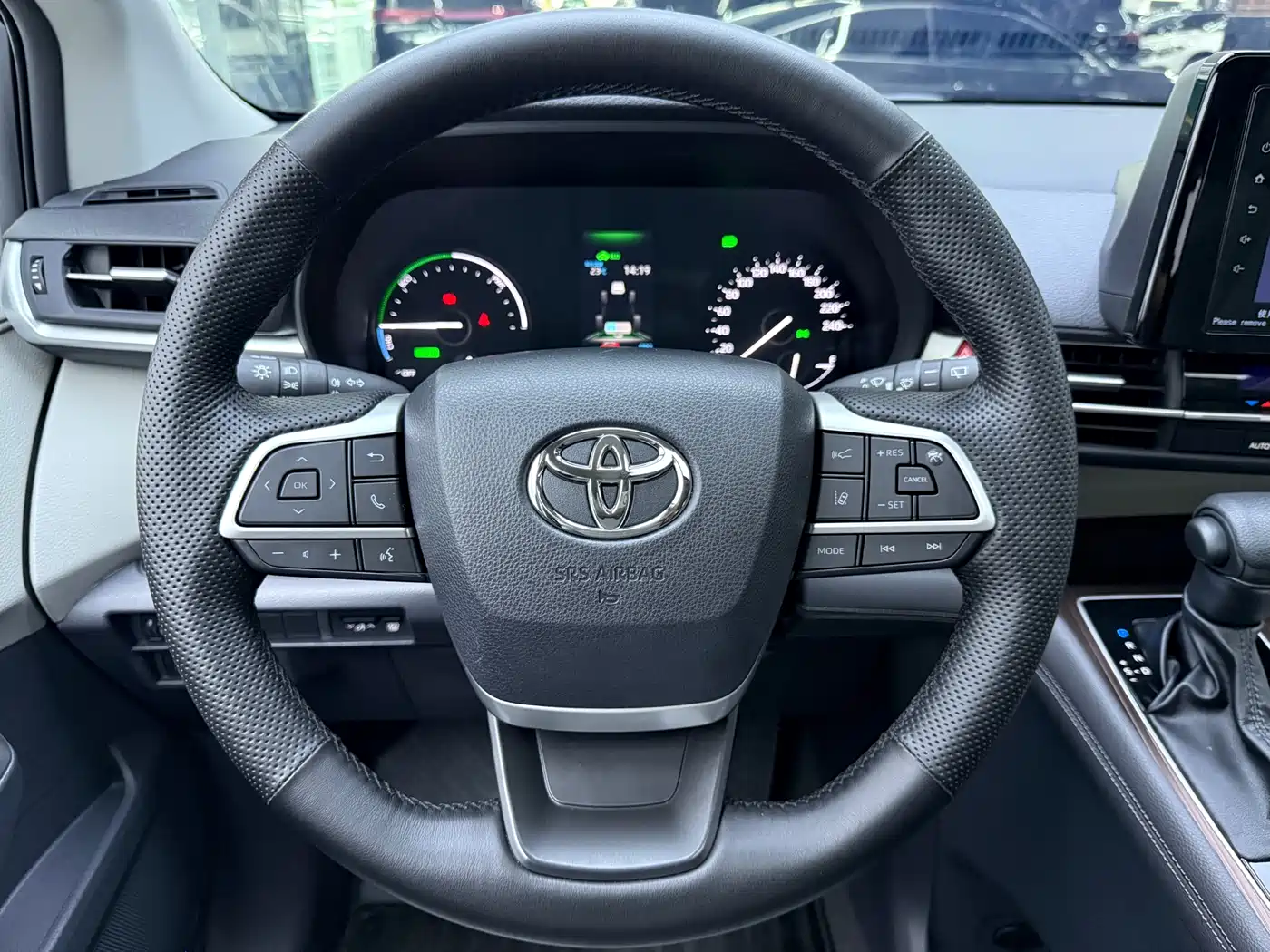 Toyota Granvia 2023 2.5L Hybrid Comfort Edition фото 10