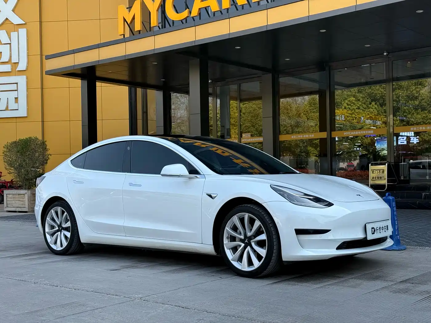 TESLA MODEL 3