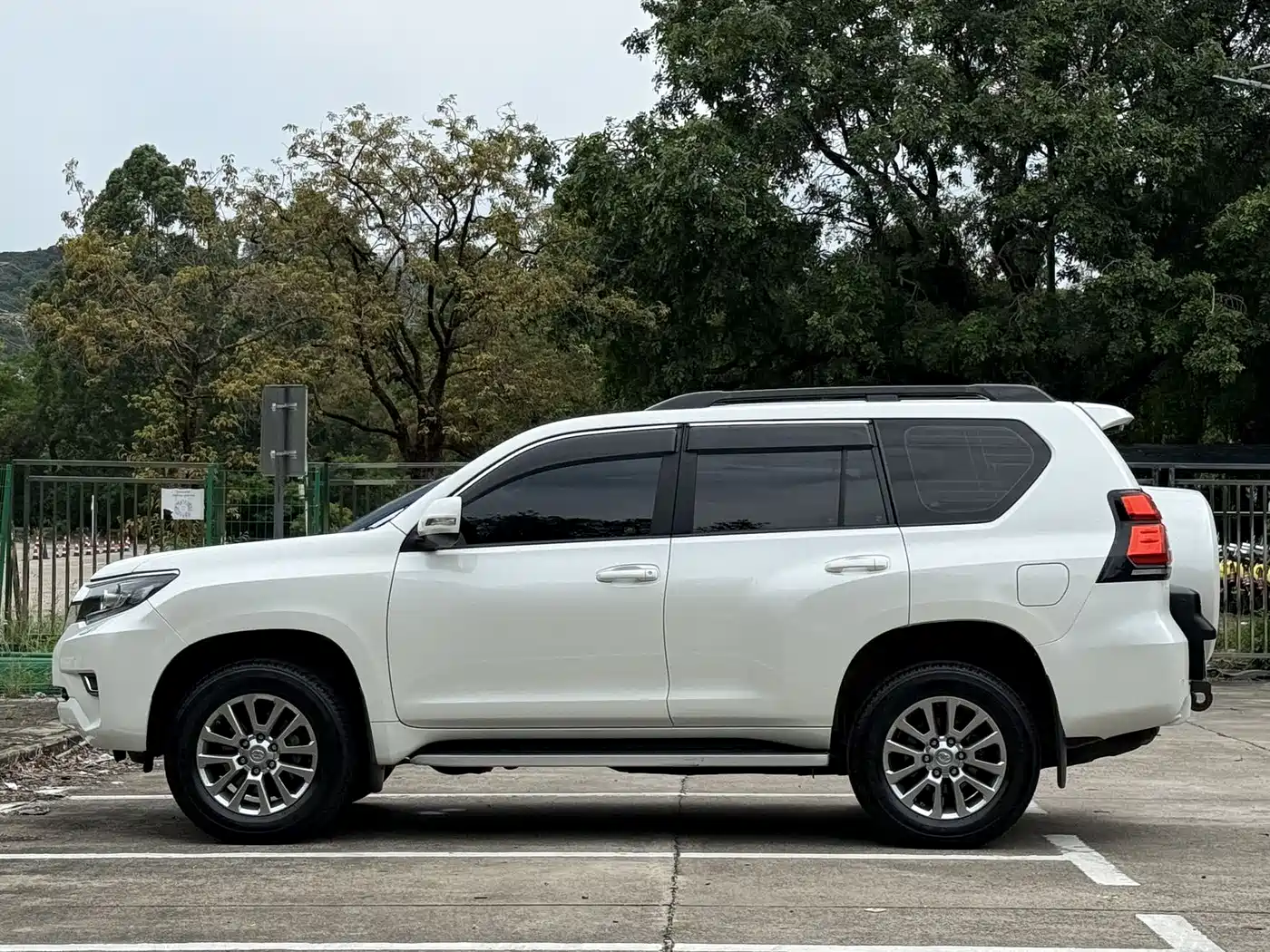 Toyota Prado 2018 3.5L Automatic TX-L Rear-mounted Spare Tire фото 4