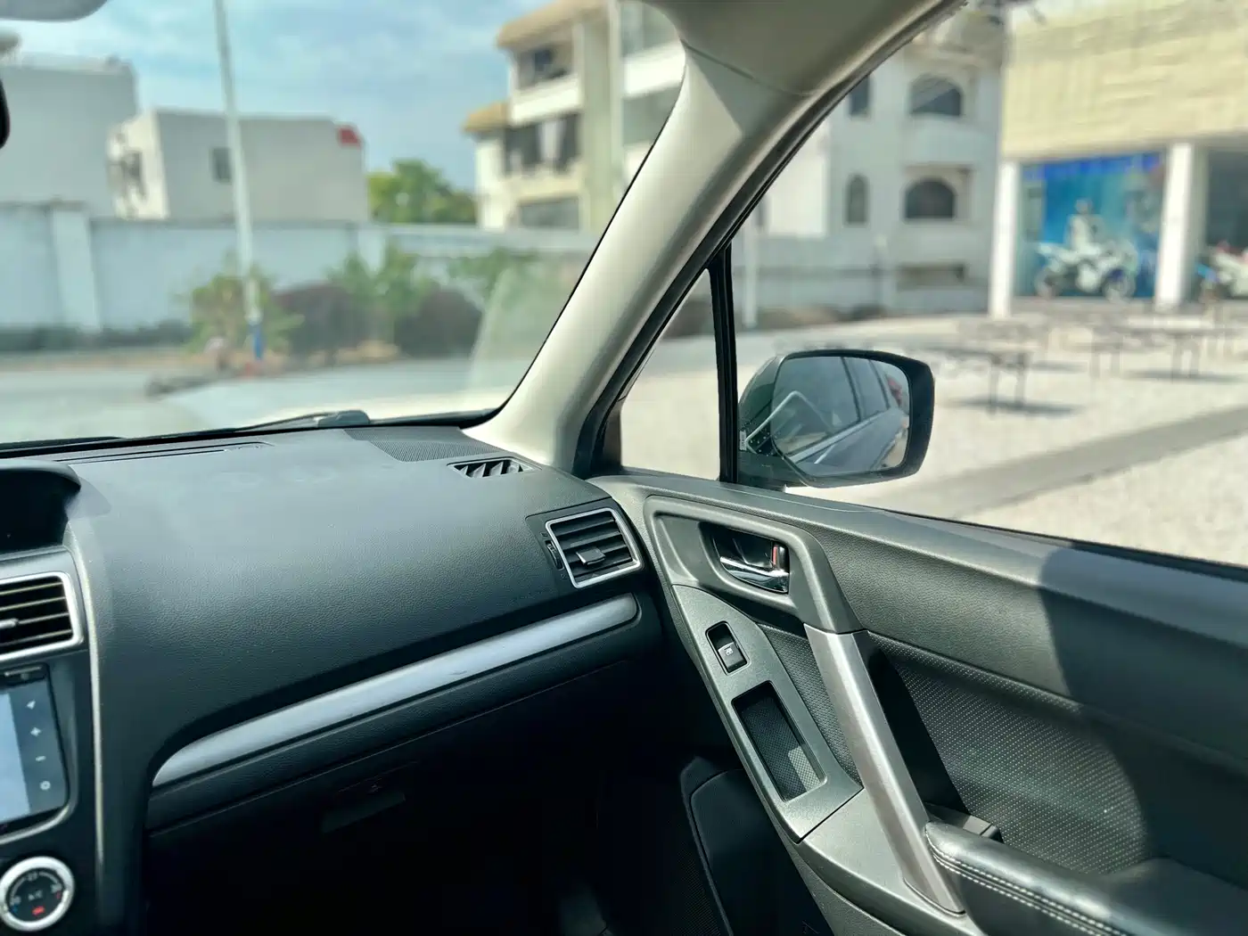 Subaru Forester 2015 2.0i Special Commemorative Edition фото 14