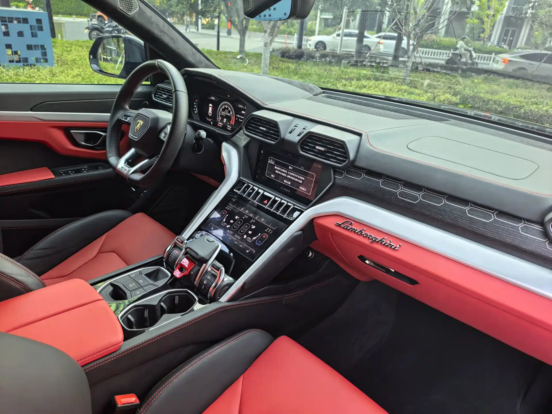 Фото 12 - Lamborghini Urus