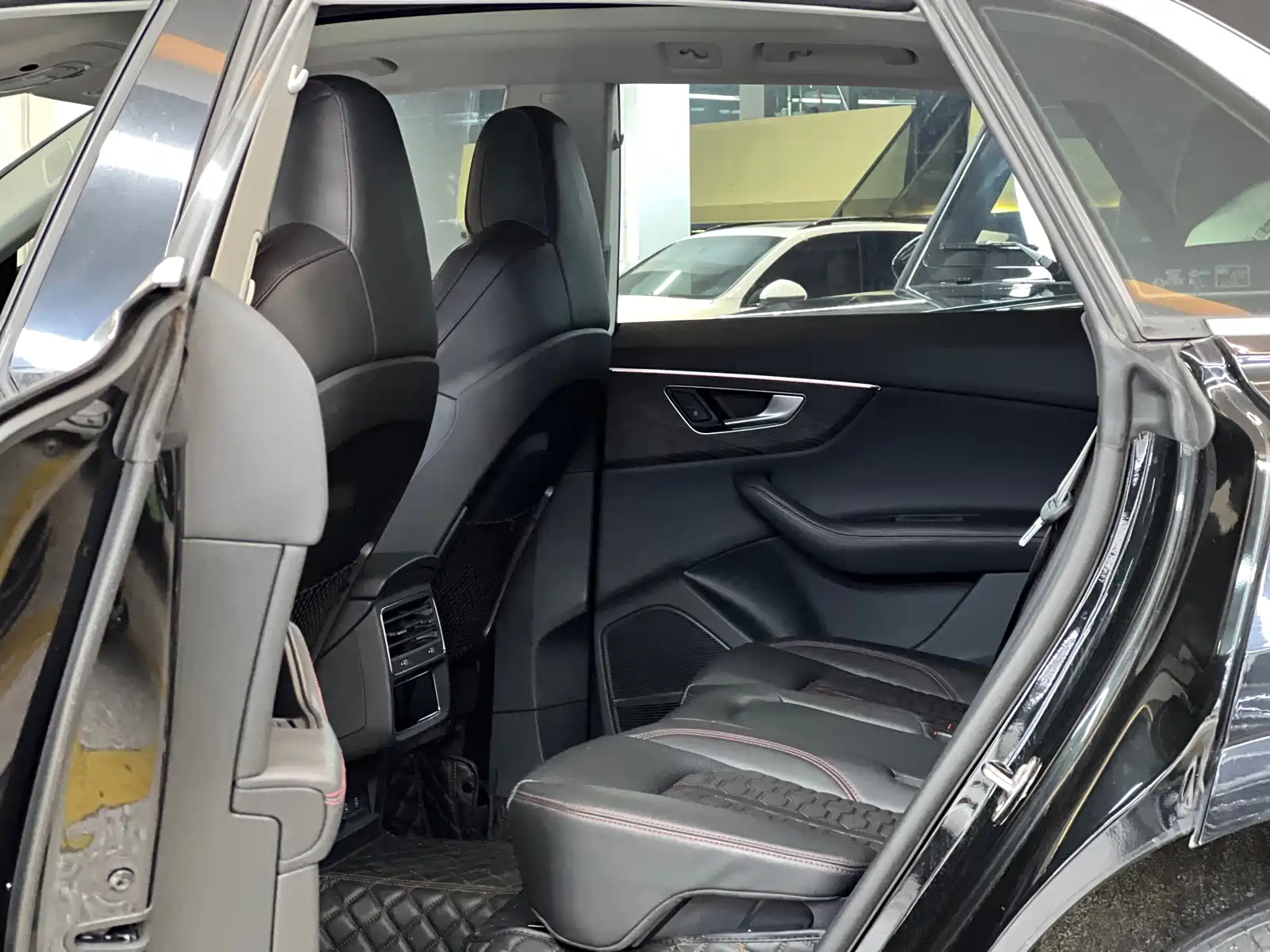 Фото 9 - Audi Q8
