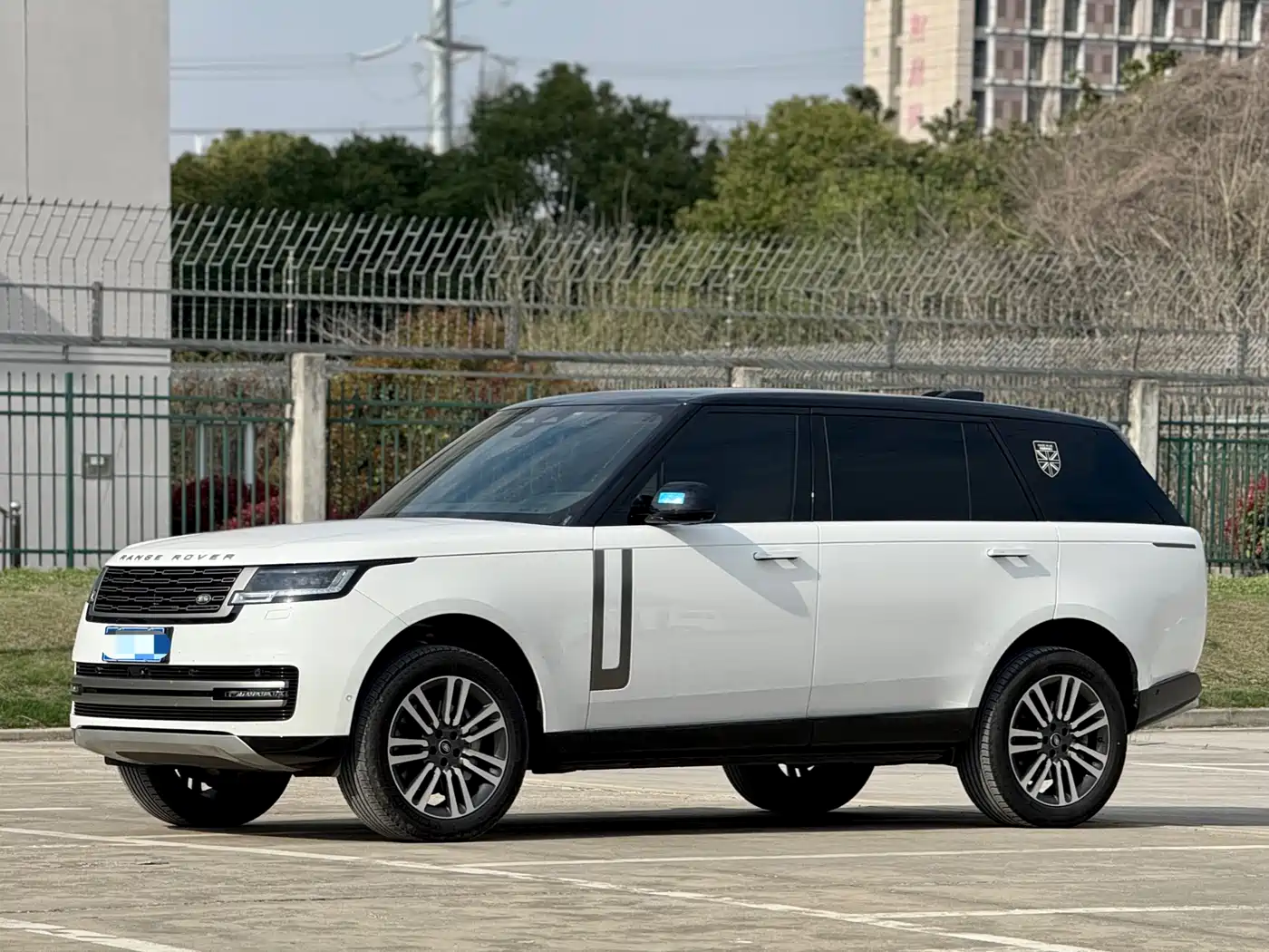 Land Rover Range Rover 2024 3.0 L6 400PS Golden Age Extended 7-Seater фото 2