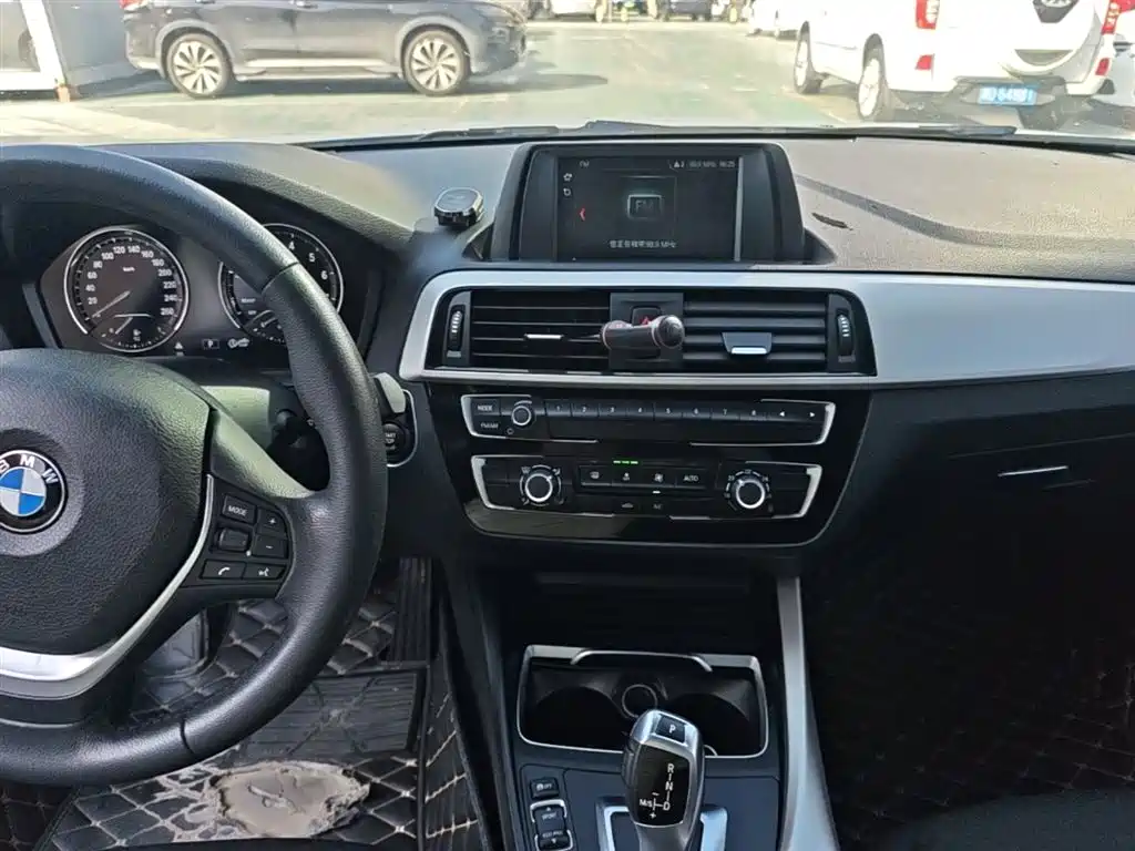 BMW 1 Series (Import) 2018 118i Leading фото 10