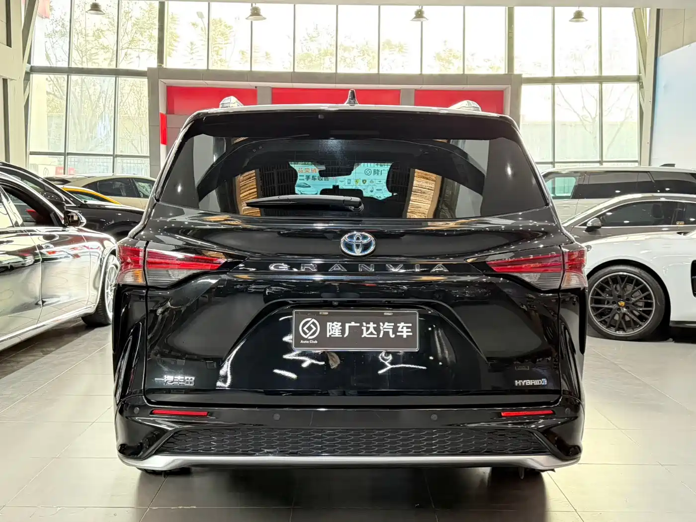 Toyota Granvia 2023 2.5L Hybrid VIP Edition фото 4