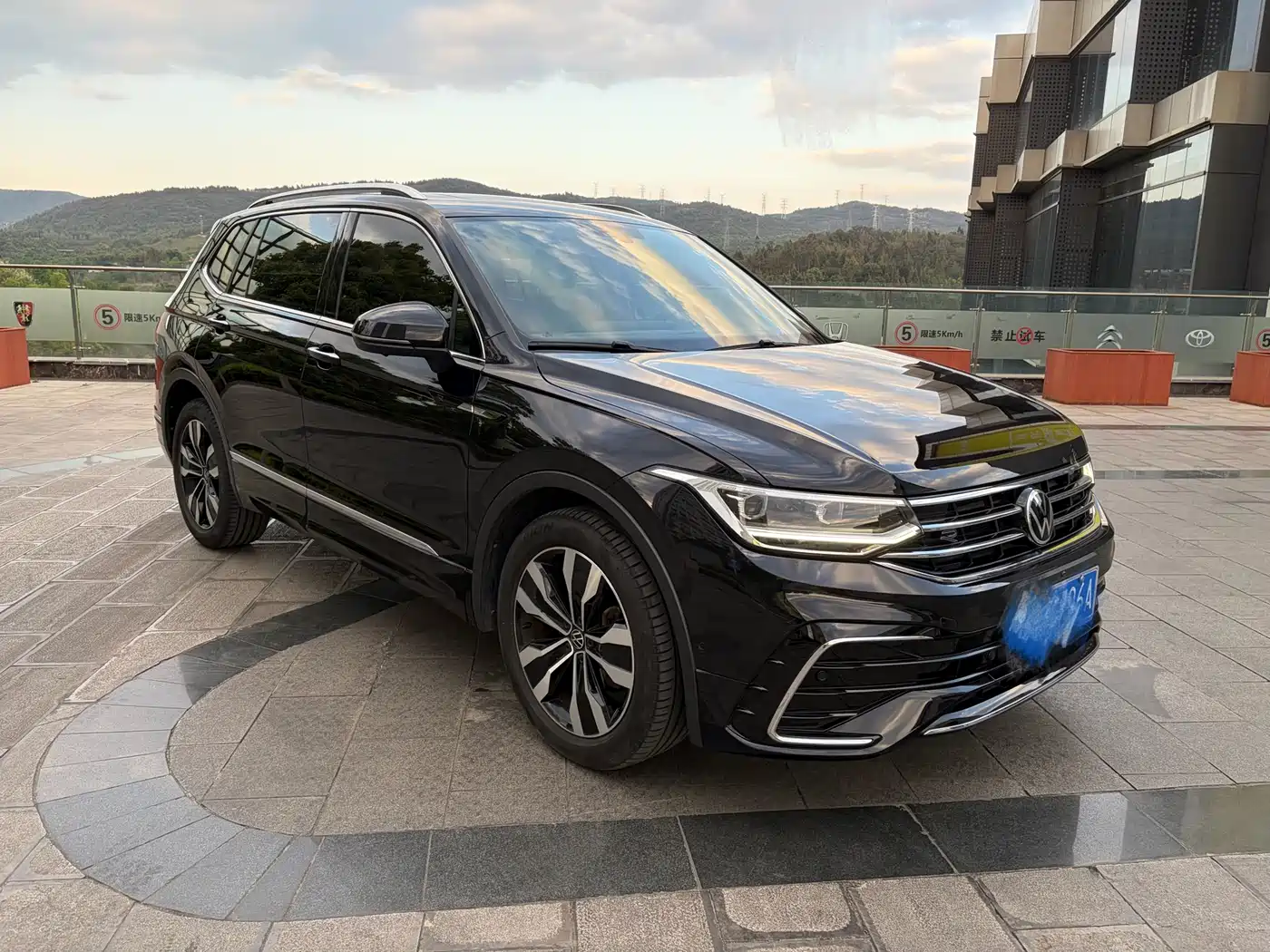 Volkswagen Tiguan L 2022 330TSI Auto 2WD R-Line Premium Edition фото 3