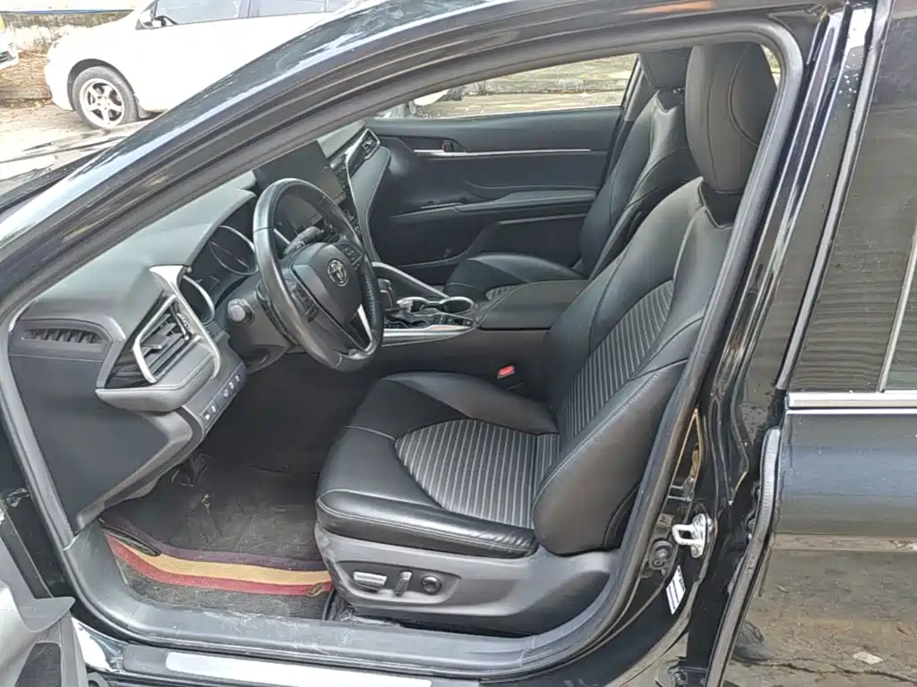 Фото 15 - Toyota Camry