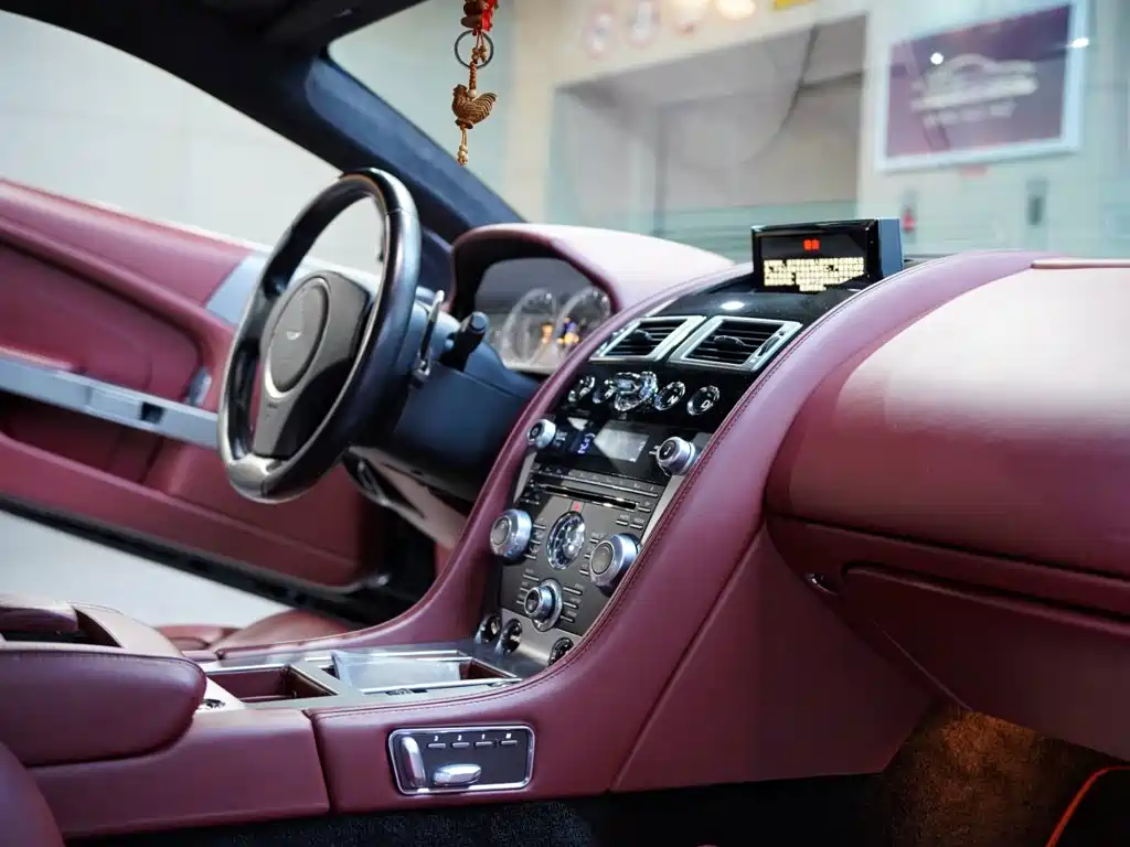 Фото 30 - Aston Martin DB9