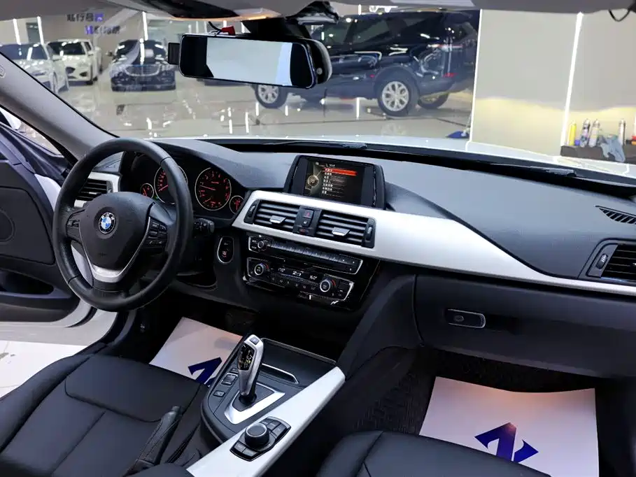 BMW 3 Series GT 2017 320i Fashion фото 20