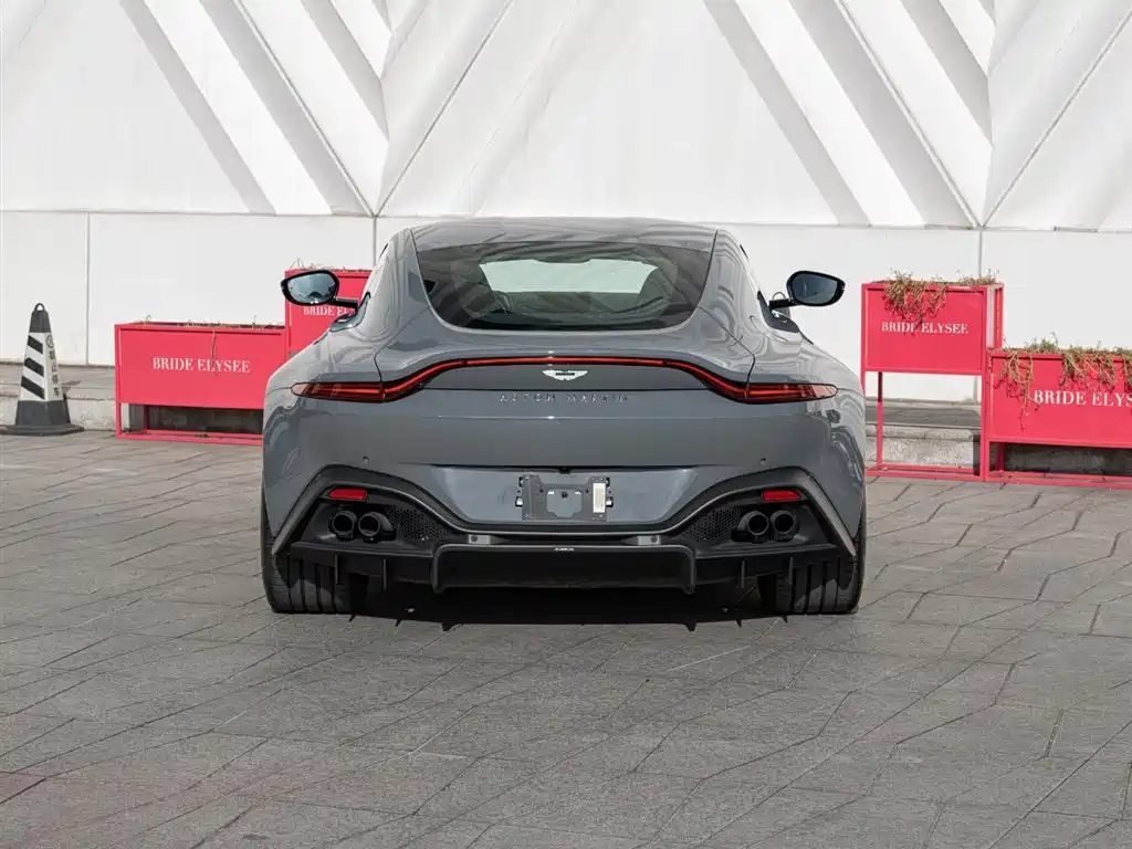 ASTON MARTIN V8 VANTAGE