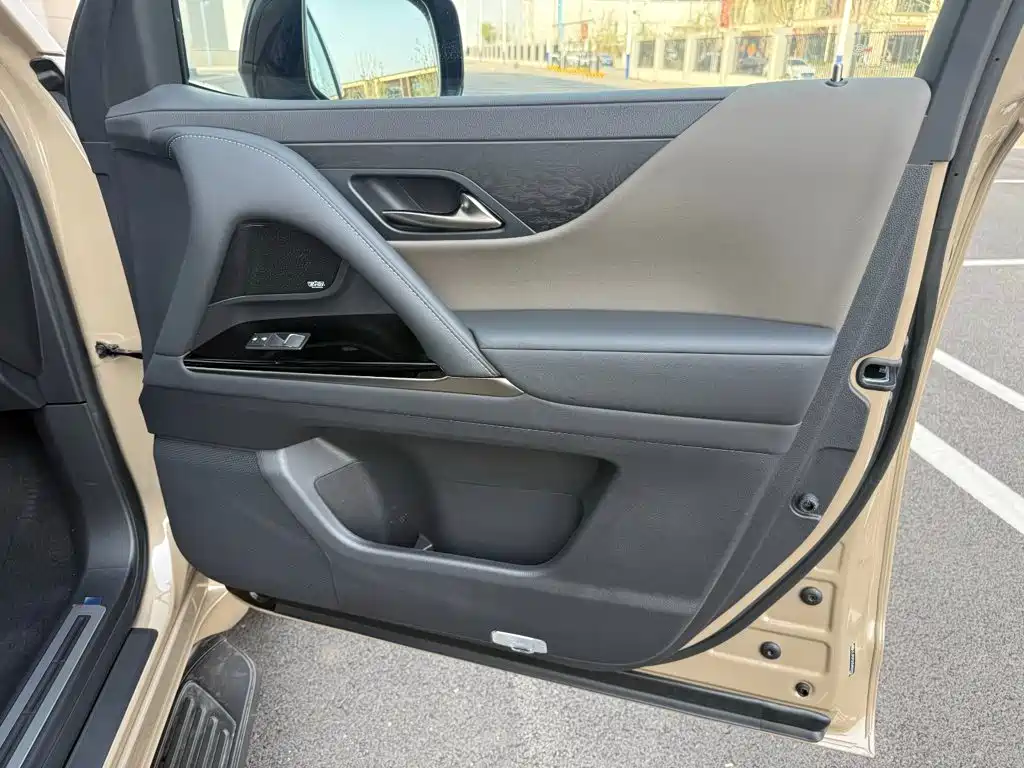 Фото 19 - Lexus LX