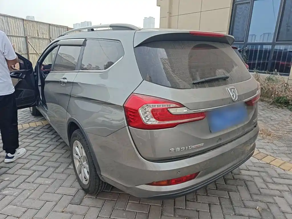 Baojun 310W 2018 2017 1.5L Manual Fashion Edition (China V)
