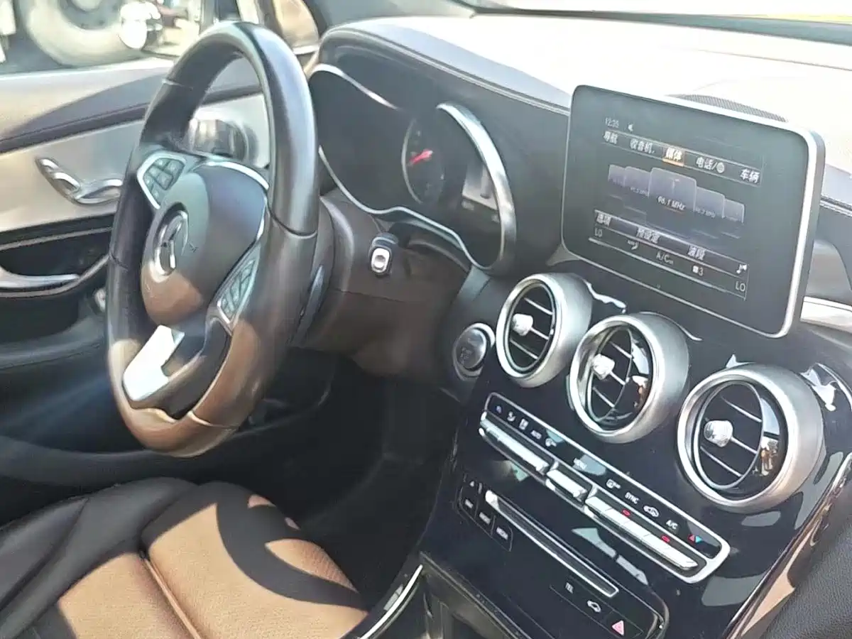 Mercedes-Benz GLC 2018 Facelift GLC 200 4MATIC фото 25