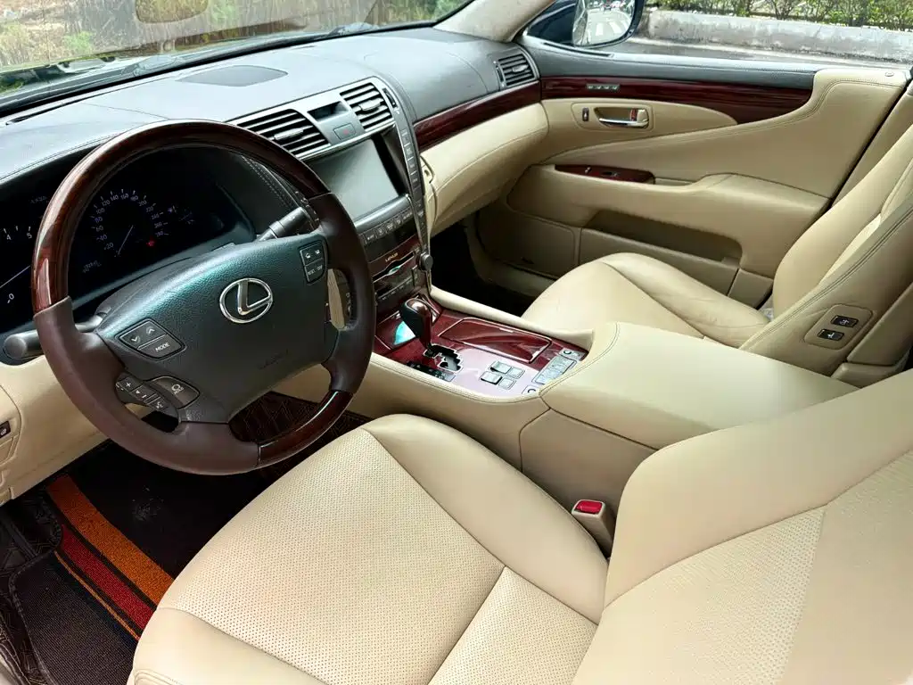 Фото 10 - Lexus LS