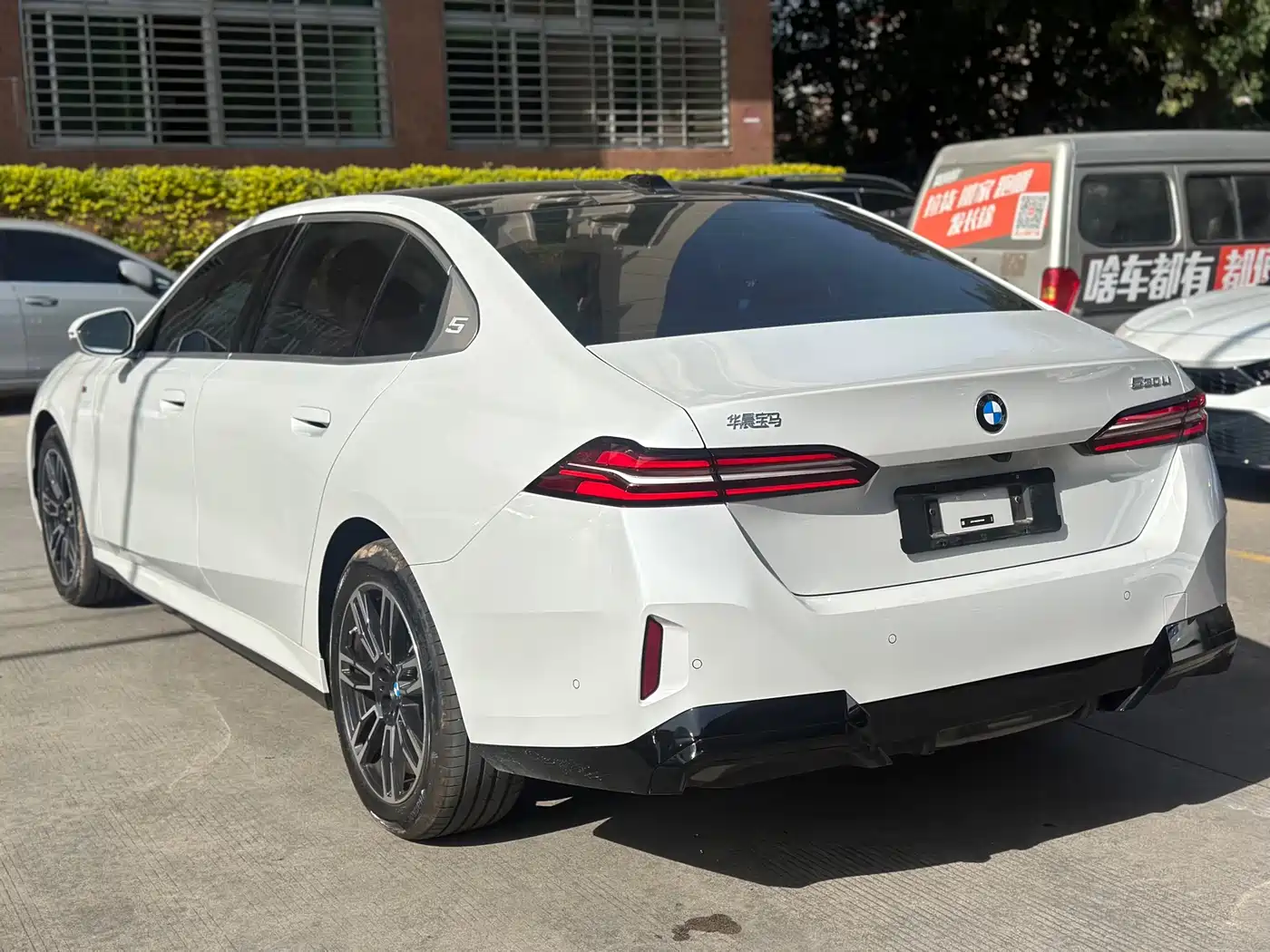 BMW 5 Series 2025 530Li Leading M Sport Package фото 7