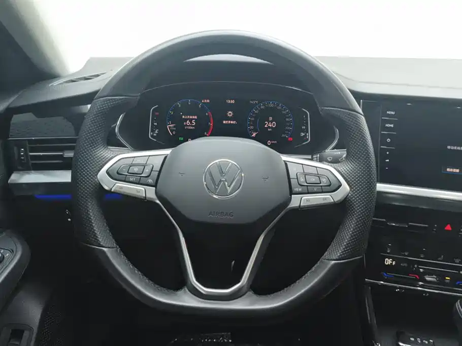 Volkswagen Passat 2022 330TSI Luxury Edition фото 15