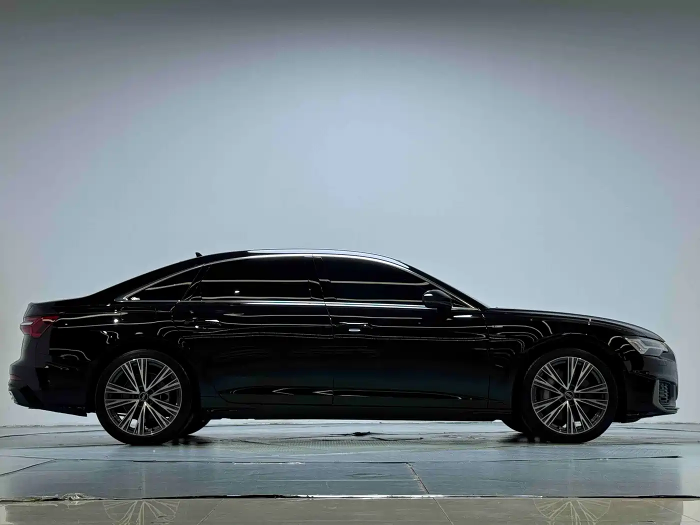 Фото 15 - Audi A6L