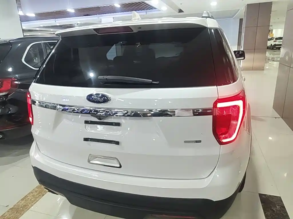 Photo 6 - Ford Explorer (Import)