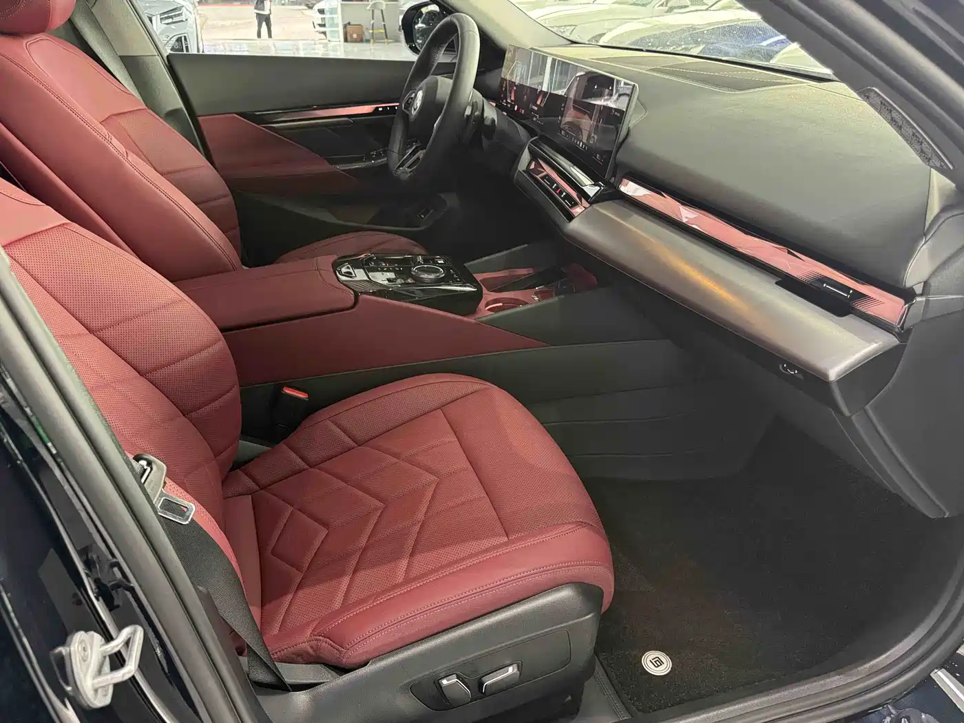 BMW 5 Series 2025 530Li Leading M Sport Package фото 12