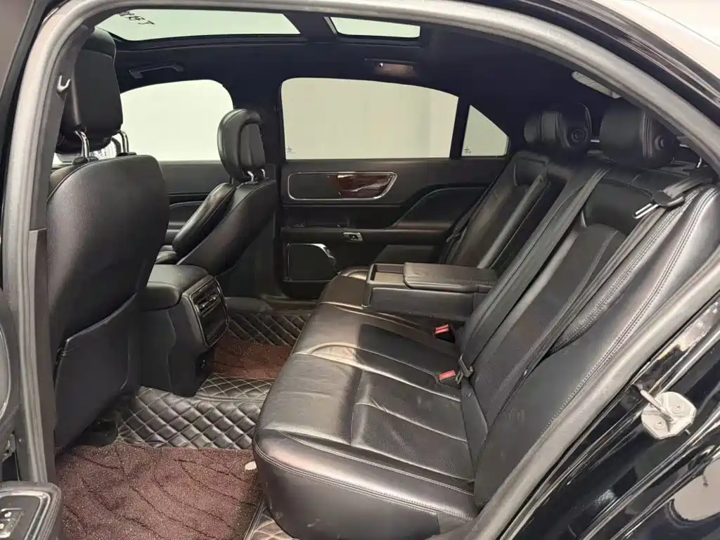Photo 4 - Lincoln Continental