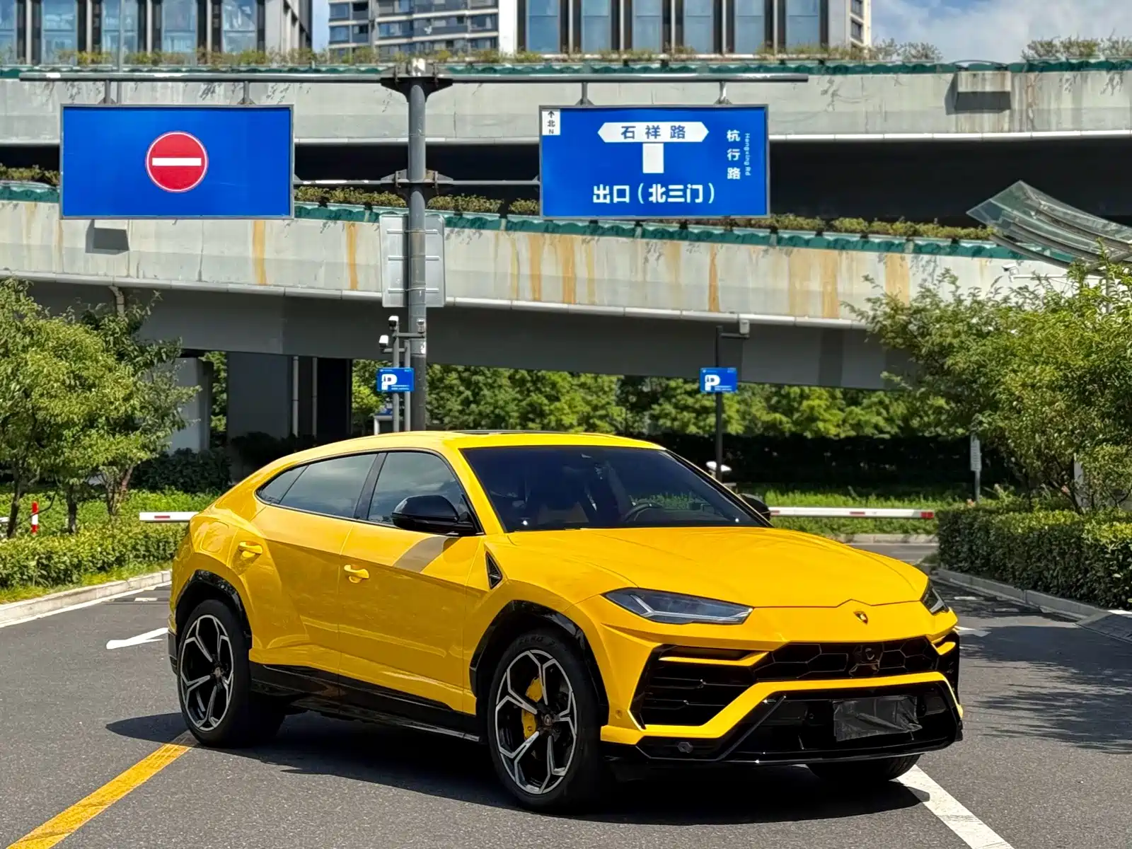 Фото 2 - Lamborghini Urus