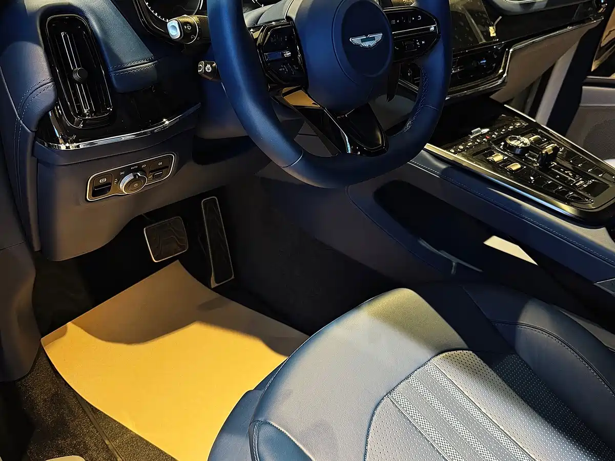 Aston Martin DBX 2026 2025 4.0T V8 707