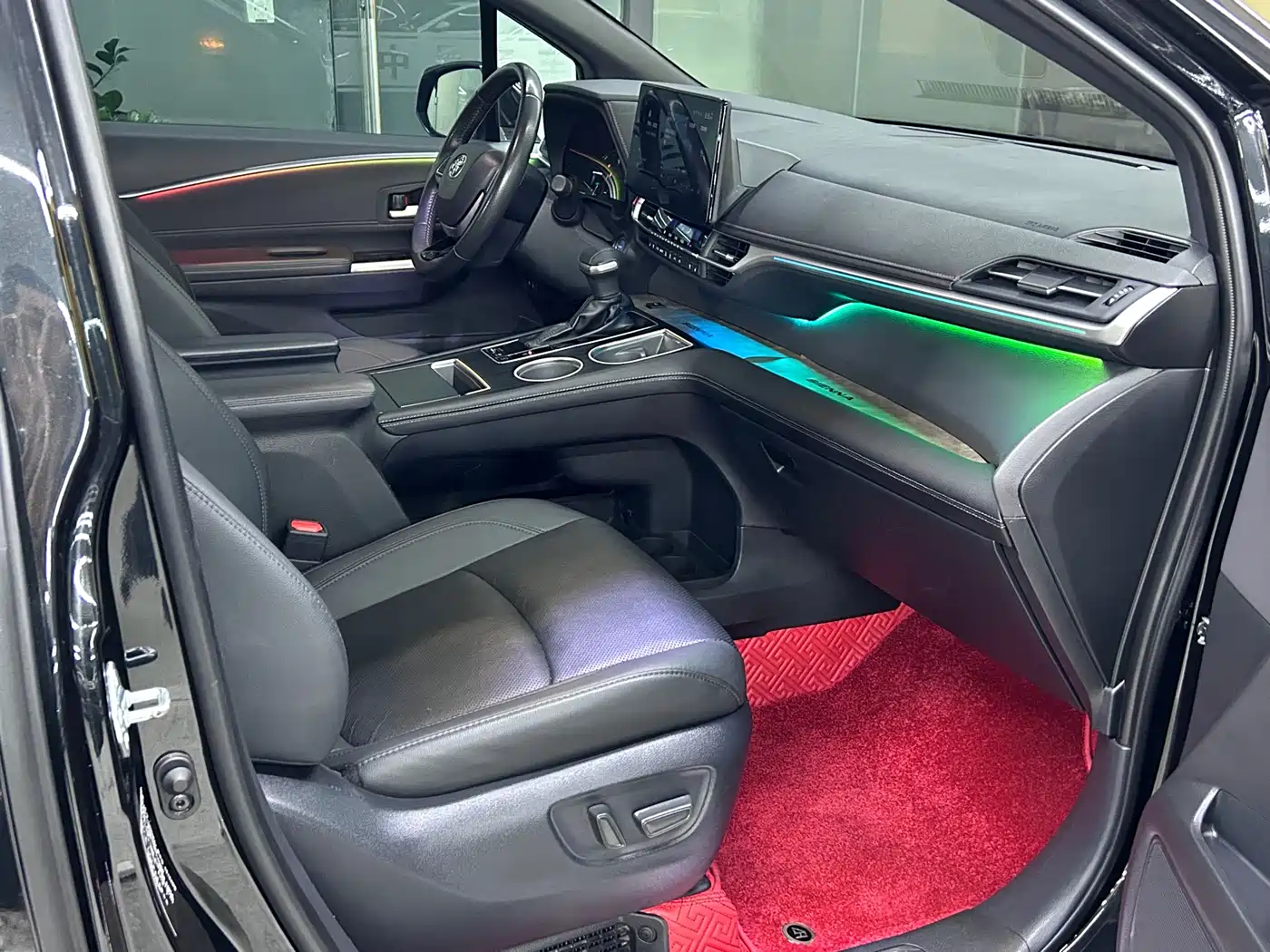 Toyota Sienna 2023 2.5L Hybrid Premium Edition фото 6