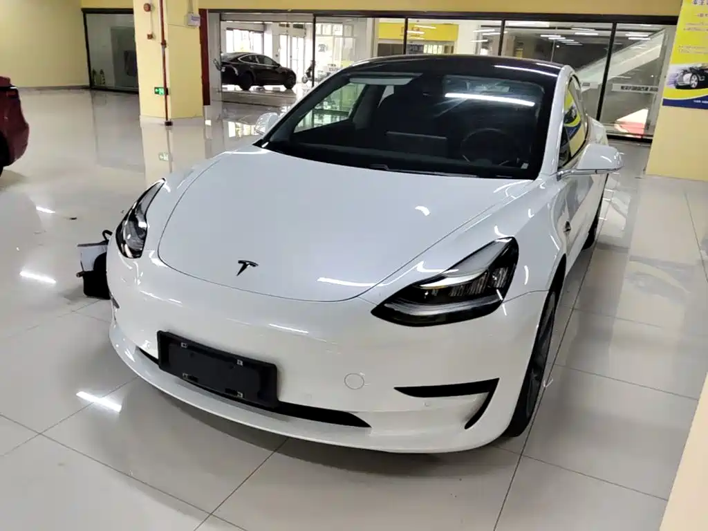 Фото 1 - Tesla Model 3