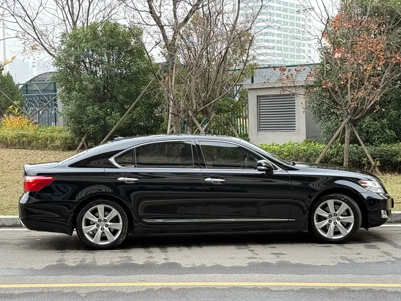 Lexus LS 2010 600hL фото 3