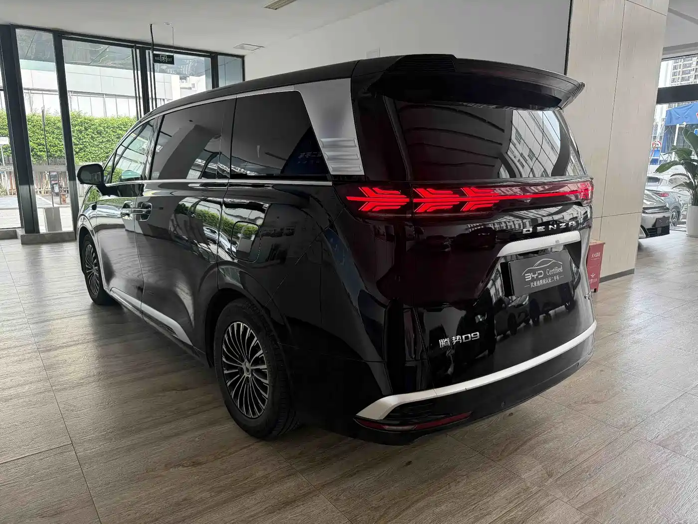 Denza D9 2025 2025 Model DM-i Smart Drive Edition 1020 AWD Flagship