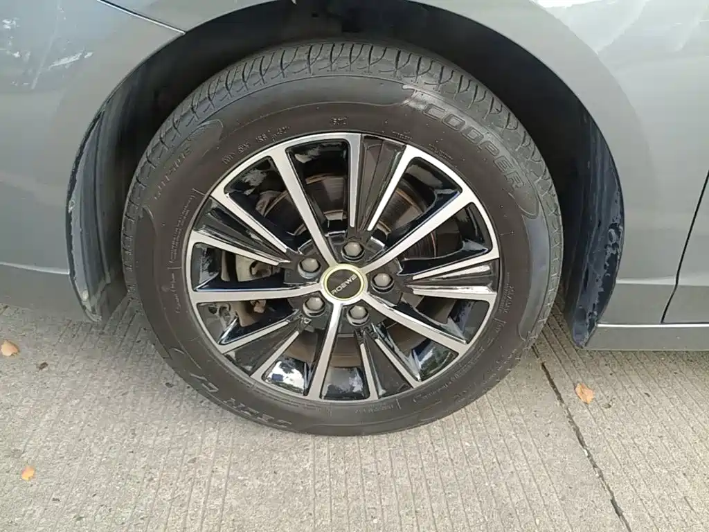 Фото 23 - Roewe i5