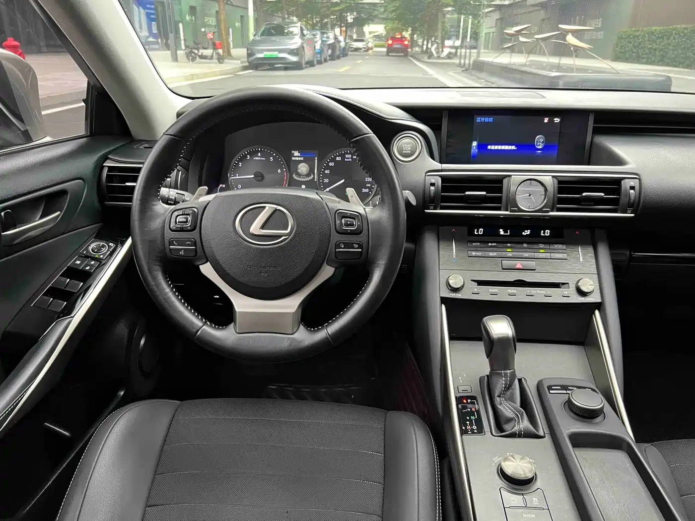 Lexus IS 2017 300 Leading Edition фото 16