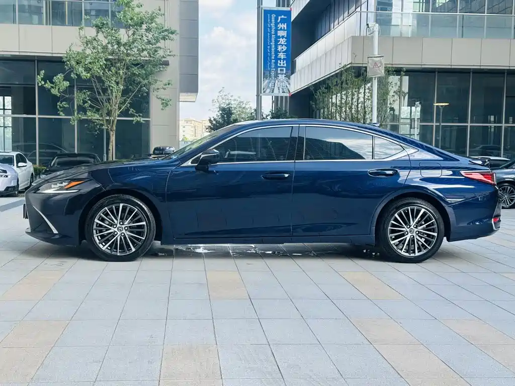 Фото 4 - Lexus ES