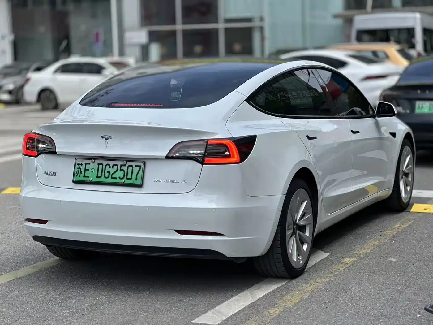 TESLA MODEL 3
