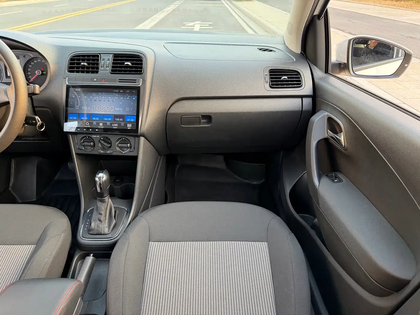 Volkswagen Polo 2016 1.4L Automatic Trend фото 15
