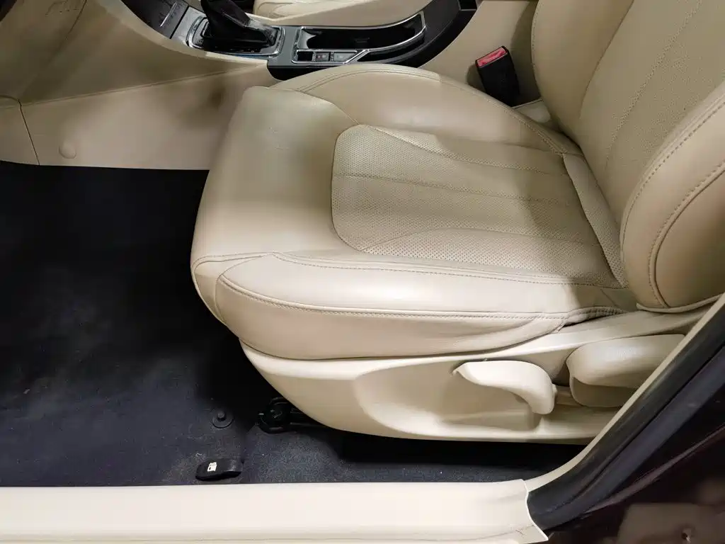 Фото 20 - Geely Emgrand