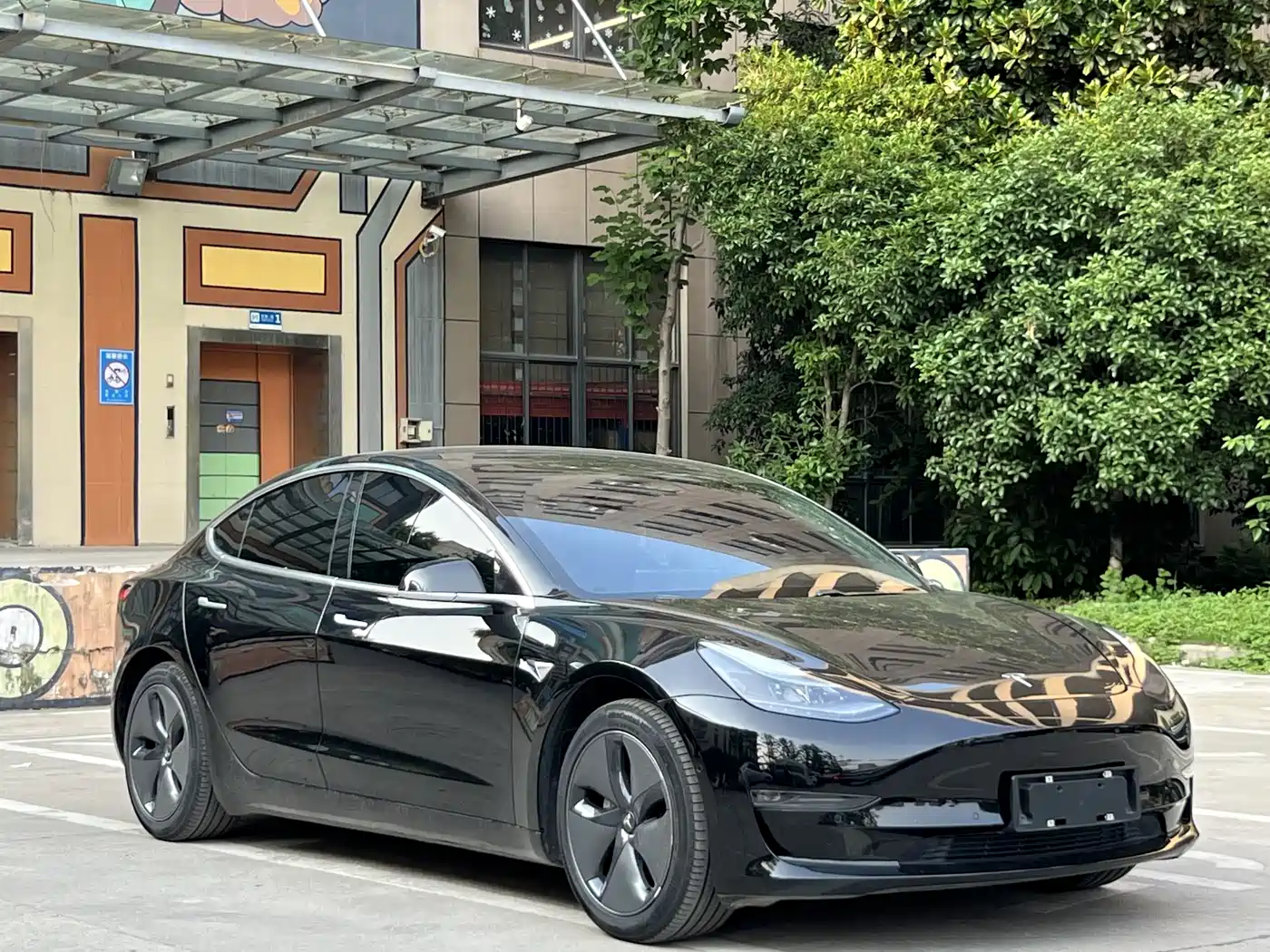 TESLA MODEL 3