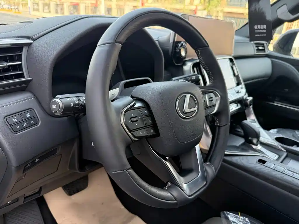 Фото 11 - Lexus LX