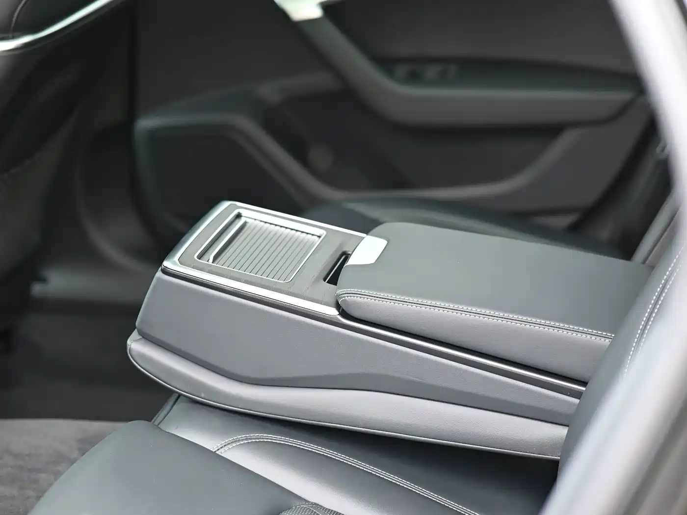 Фото 15 - Audi A6L