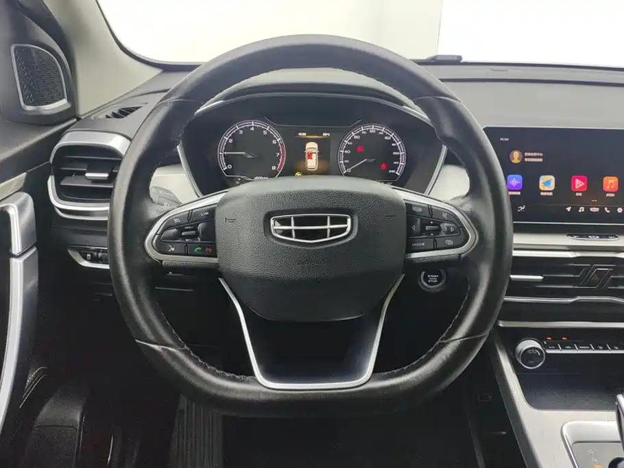 Фото 15 - Geely Coolray