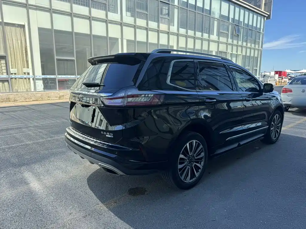 Фото 11 - Ford Edge