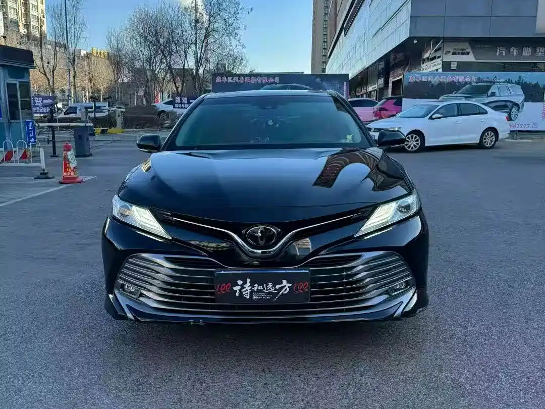 Фото 2 - Toyota Camry
