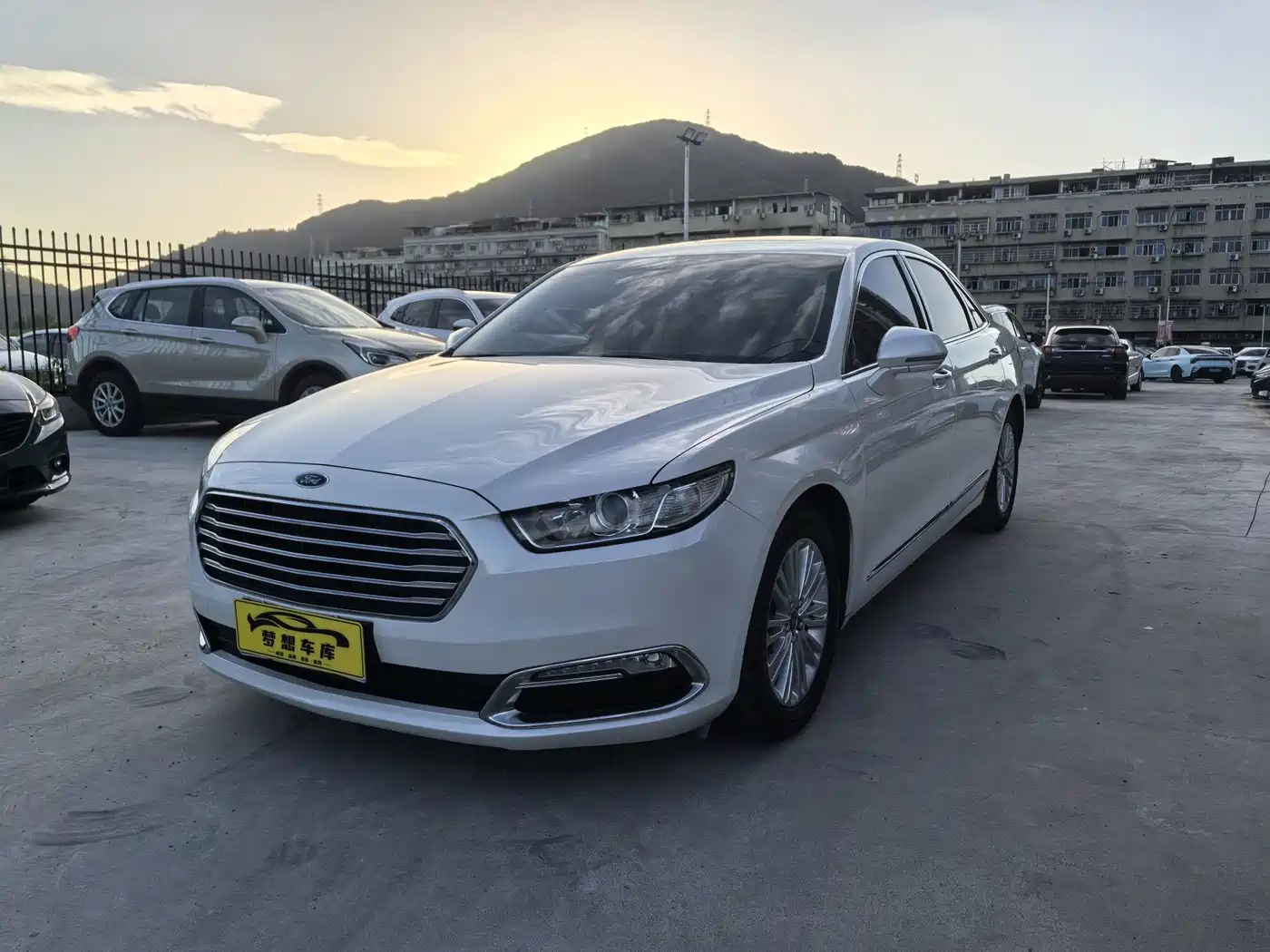 Фото 1 - Ford Taurus