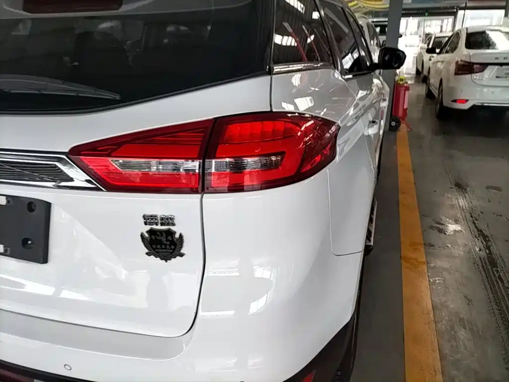 Фото 8 - Geely Atlas