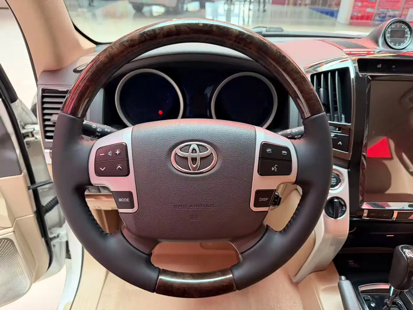 Toyota Land Cruiser (Import) 2015 4.0L V6 Middle East Low Configuration Edition фото 18