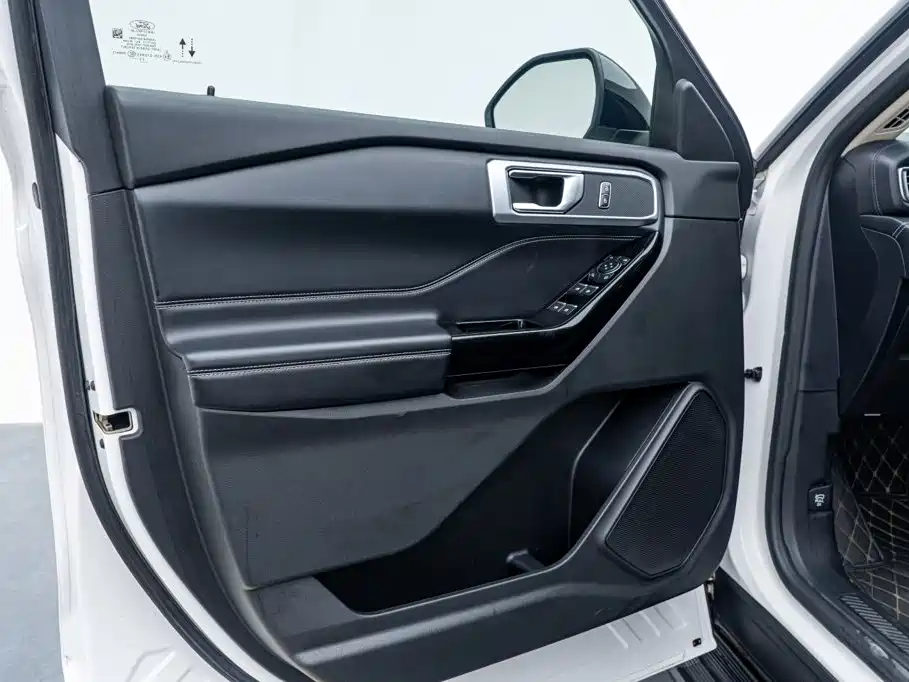 Photo 16 - Ford Explorer